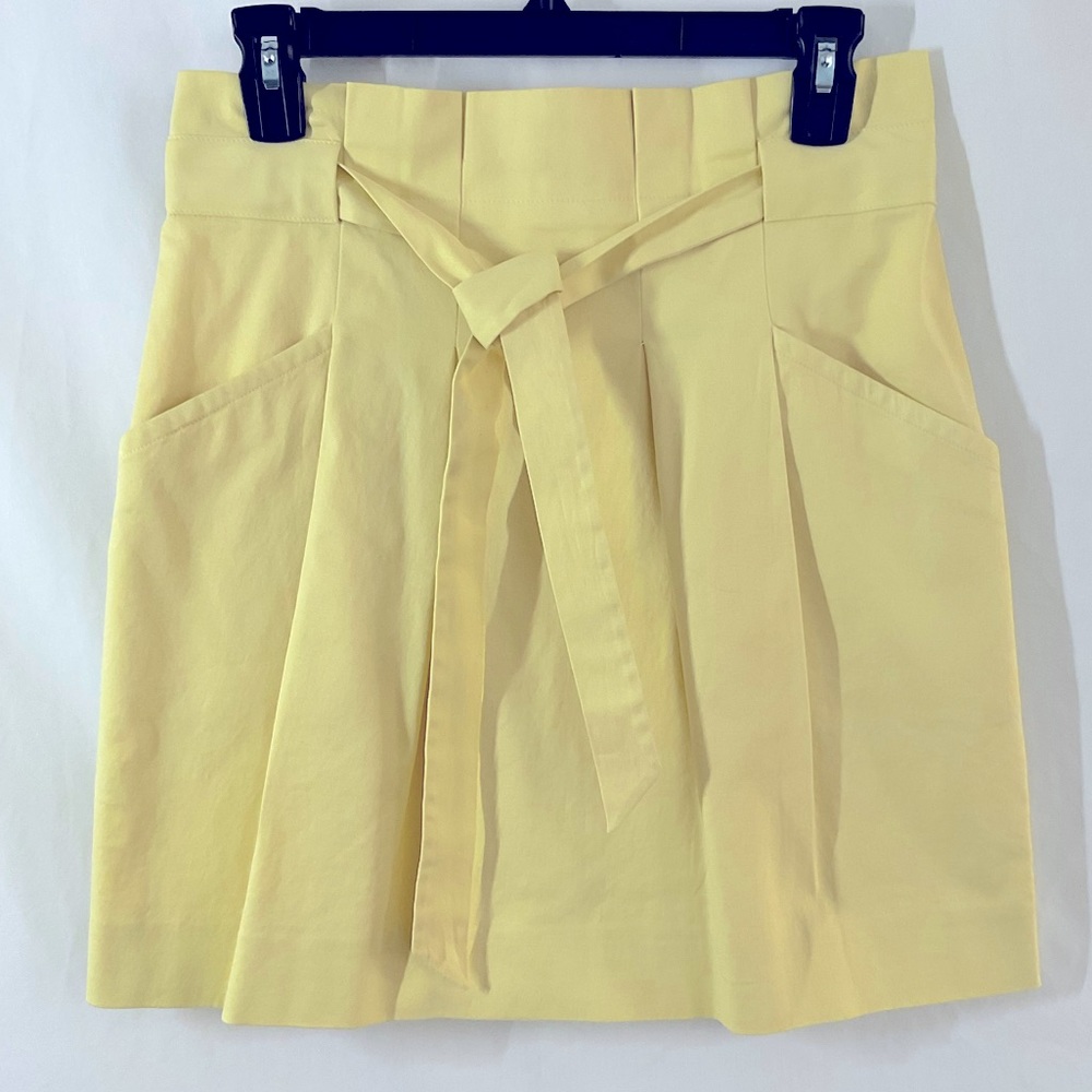 Very cute BCBG MAX AZRIA Belted yellow mini skirt cotton/spandex front pockets